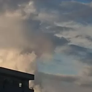 雲が虹色にのサムネイル